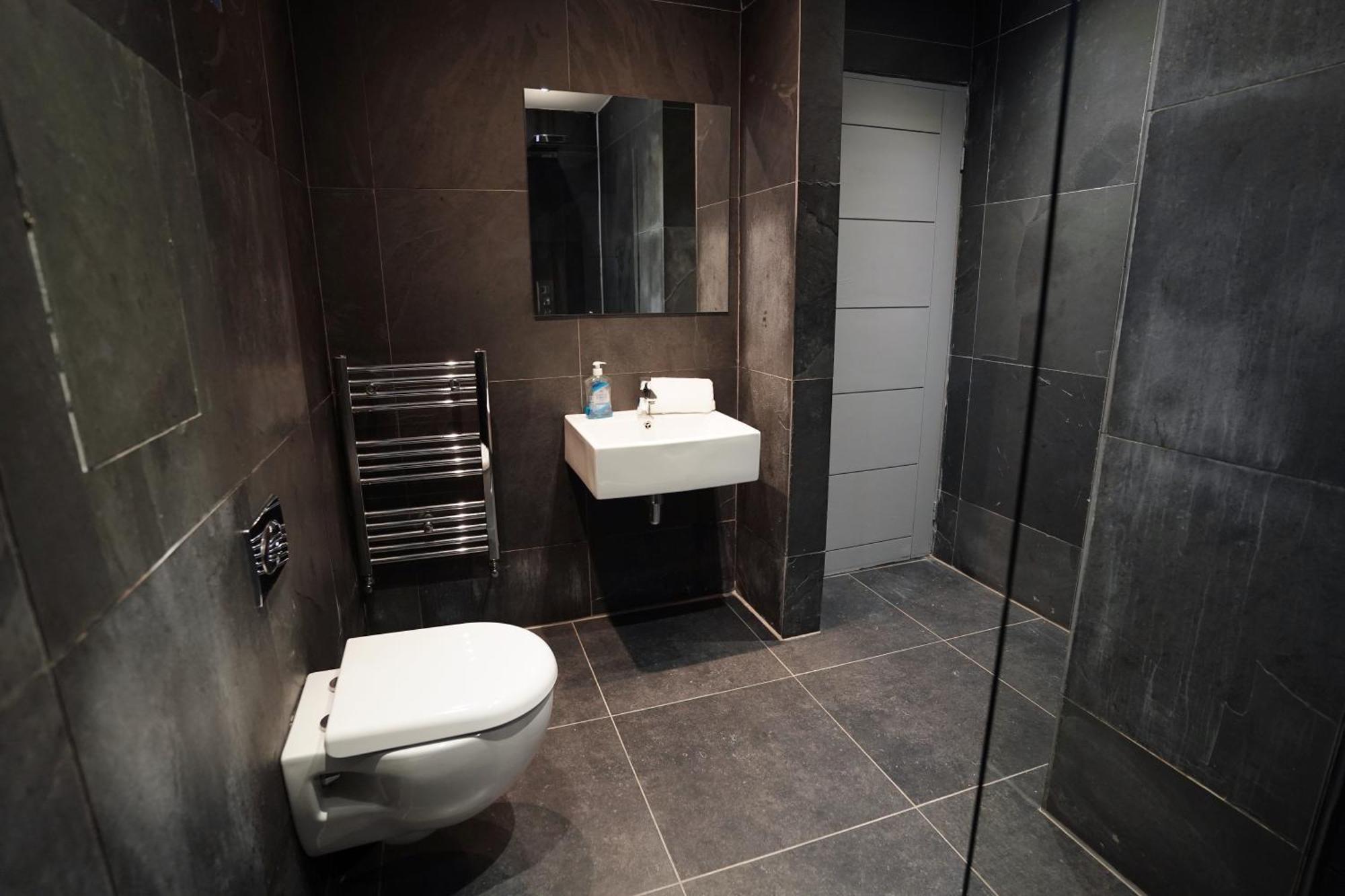 Nero Suite Sleeps Fourteen Manchester Extérieur photo